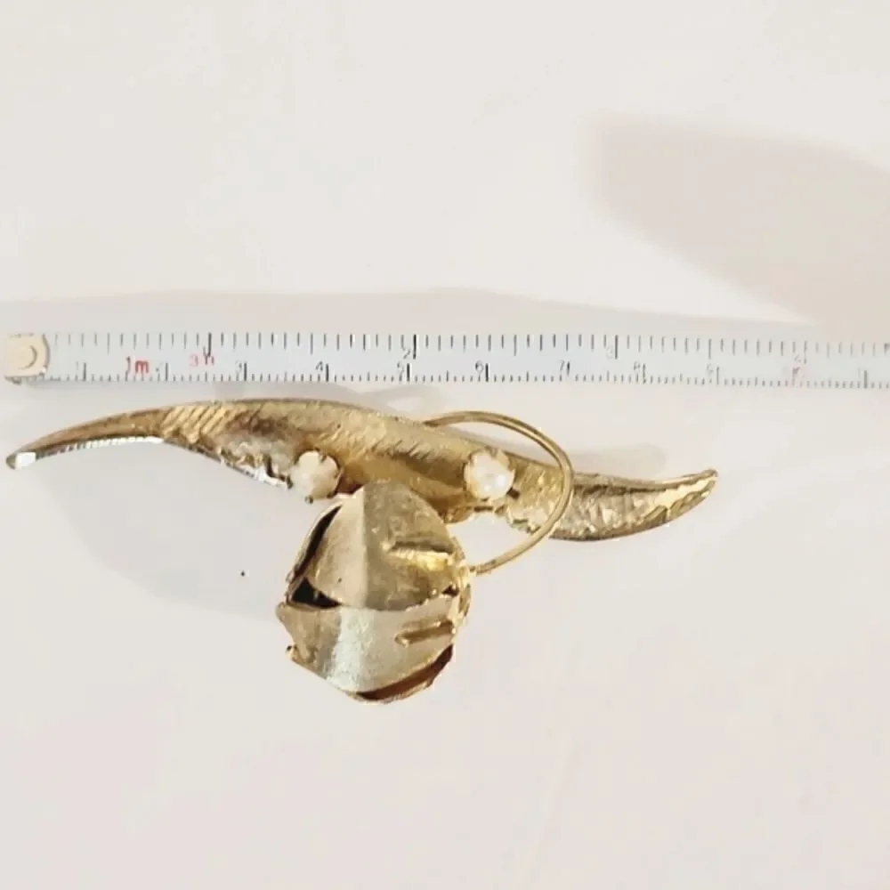 Vintage gold pearl  flower brooch
